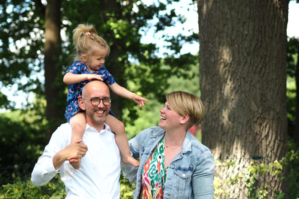 Mann mit glücklicher Familie im Freien