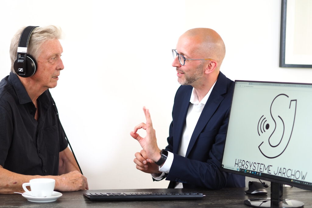 Der Hörakustiker Jarchow während einer Hörscreening-Untersuchung